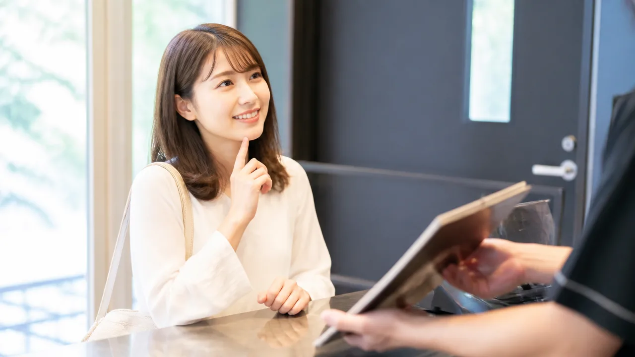 カラオケに途中参加するときの言い方は？自然に伝わる例文とマナー